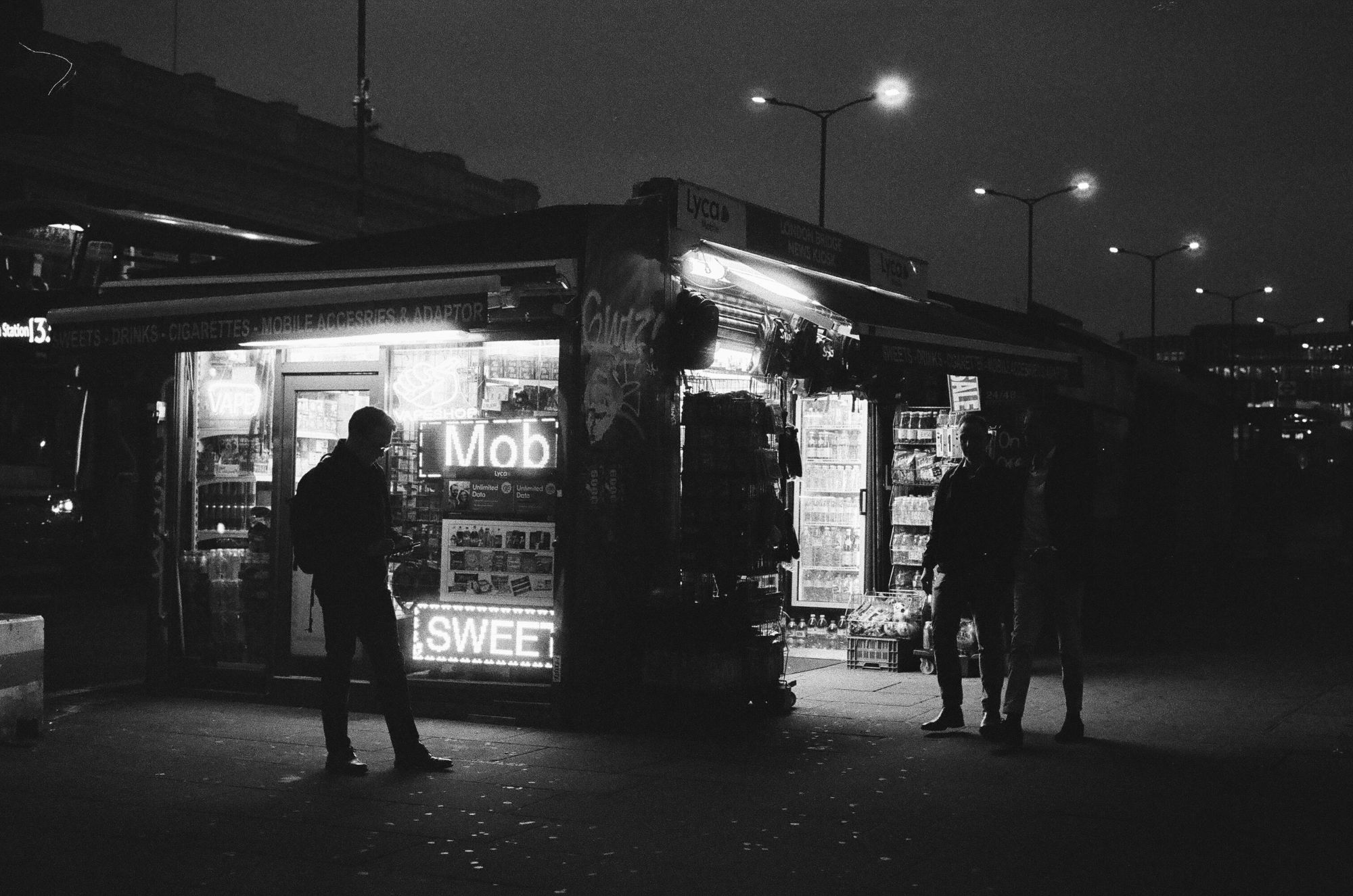 Kiosque — night photography by Emre Goksu, London